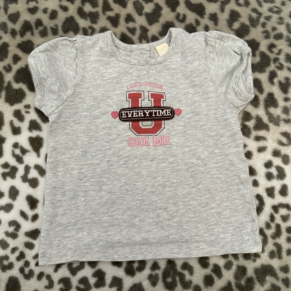🆓 Old Navy Graphic Tee in Heathered Gray Size 12-18 months